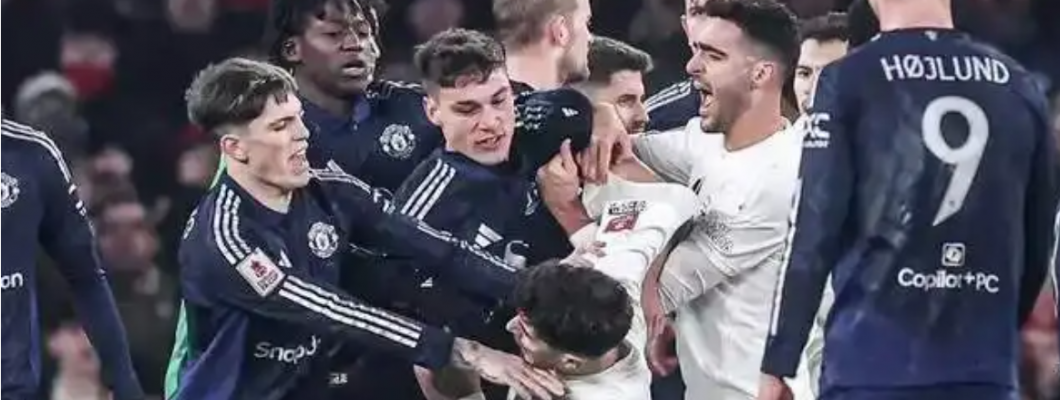 Desetičlenný Manchester United porazil Arsenal na penalty