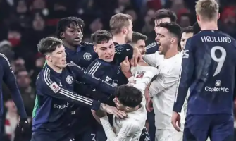 Desetičlenný Manchester United porazil Arsenal na penalty
