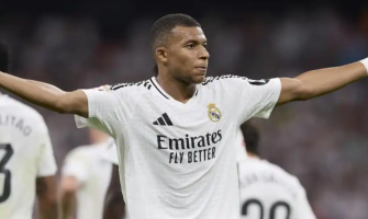 Mbappé stojí bok po boku s Ronaldem