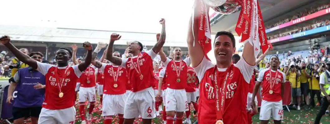Arsenal zvedá trofej Premier League!
