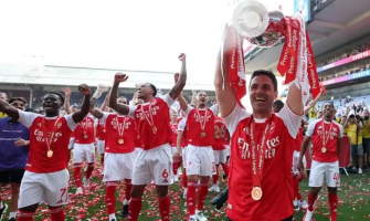 Arsenal zvedá trofej Premier League!