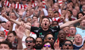 Týmy Premier League povzbuzují fanoušky k nákupu dresů na úvěr