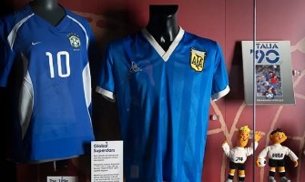 Maradonův dres do dražby